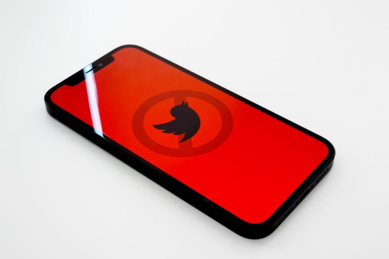 «Μπλακ άουτ» στο Twitter: Μια ώρα εκτός λειτουργίας η πλατφόρμα – Τι συνέβη