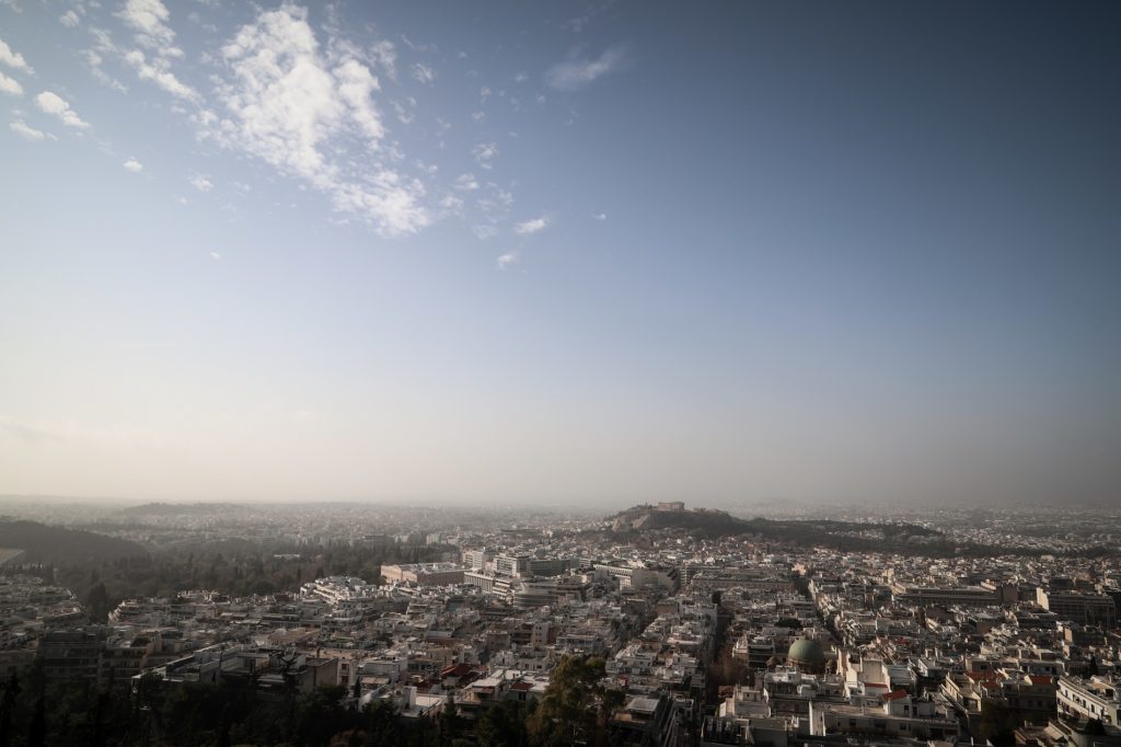 Ο καιρός με την Πάττυ Σπηλιωτοπούλου: Ομίχλες, αφρικανική σκόνη και αραιές συννεφιές την Κυριακή