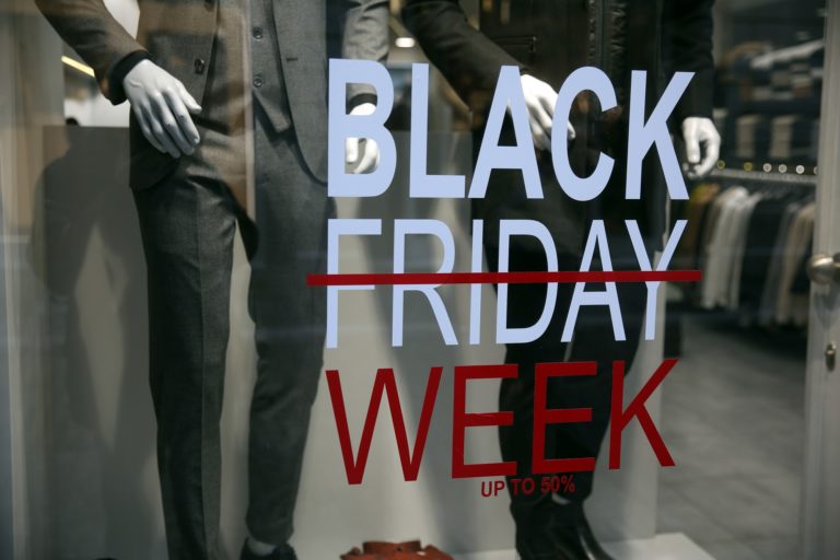 O Εμπορικός Σύλλογος Αθηνών για τη Black Friday και το ωράριο των καταστημάτων στη Χριστουγεννιάτικη περίοδο