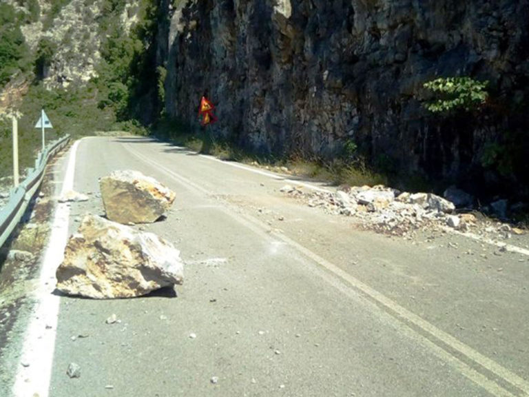 Μεσσηνία: Διακοπή κυκλοφορίας στην παλιά εθνική οδό Καλαμάτας – Σπάρτης λόγω κατολίσθησης