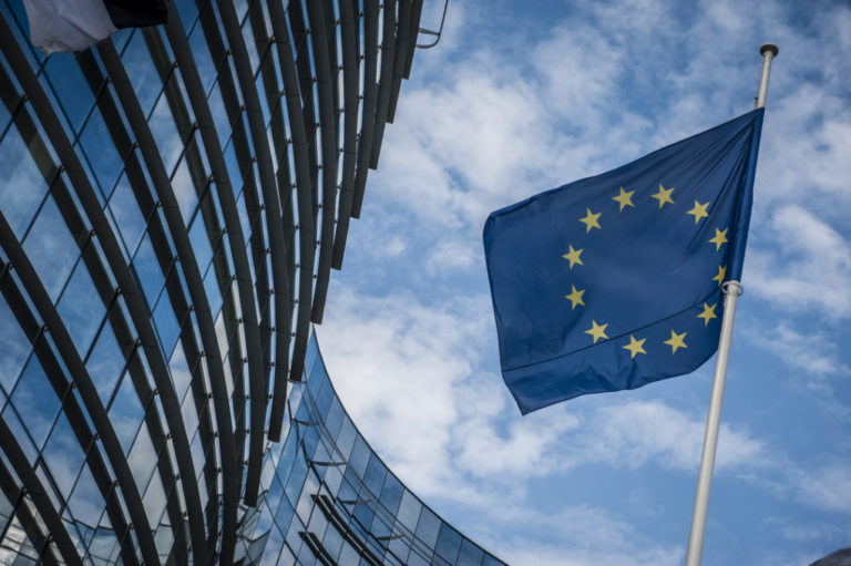 Η ΕΕ προτρέπει τη Σόφια να επιταχύνει τους εμβολιασμούς κατά του κορονοϊού