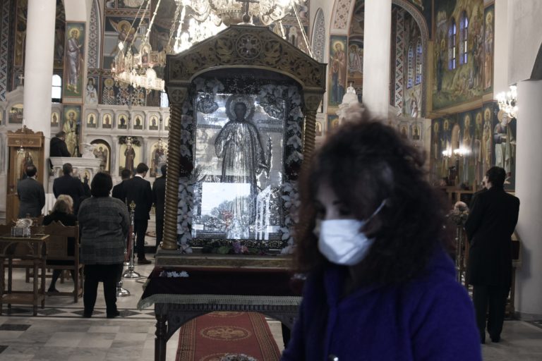 Η μάσκα στους ναούς να μην αποτελέσει πηγή όξυνσης -Τι είπε για τα μέτρα ο ιερωμένος του Αγ. Νικολάου στον Πειραιά  (video)