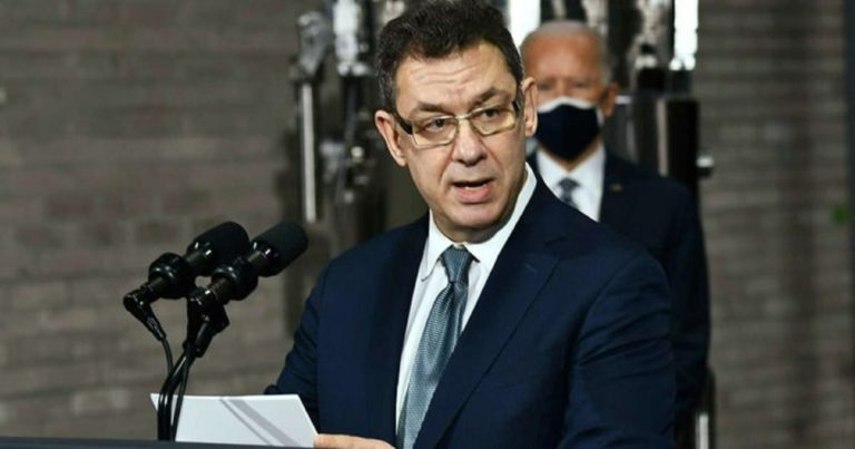 Άλμπερτ Μπουρλά (Pfizer): Εμβόλιο σε 100 ημέρες, εάν χρειαστεί κατά του στελέχους Όμικρον