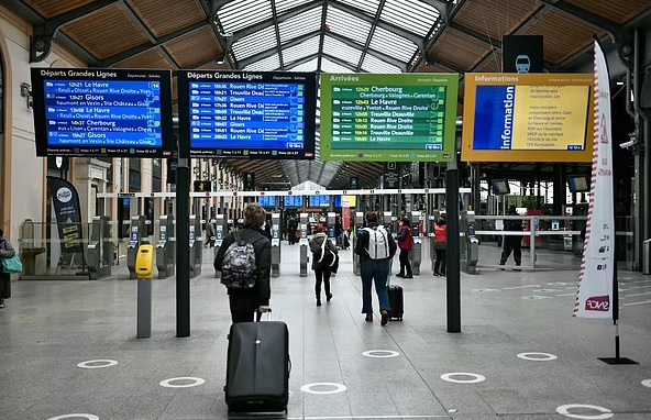 Γαλλία: Άνδρες ασφαλείας άνοιξαν πυρ εναντίον ενός άνδρα με μαχαίρι σε σιδηροδρομικό σταθμό του Παρισιού