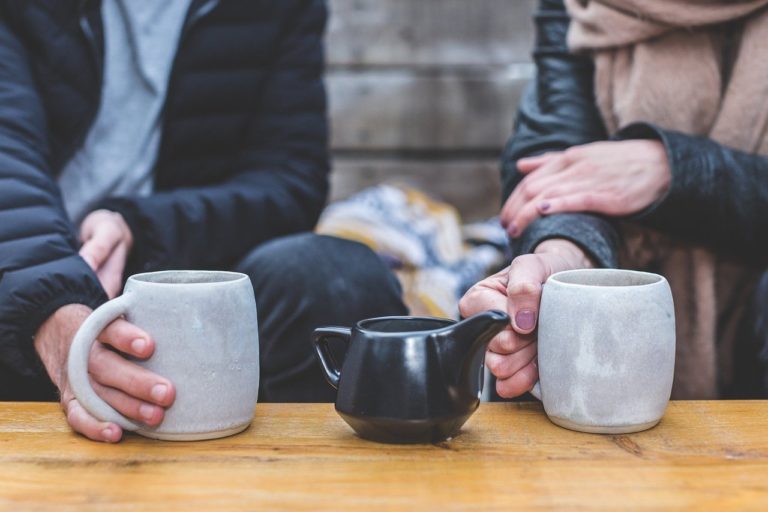 Έρευνα: Μικρότερος ο κίνδυνος εγκεφαλικού και άνοιας για όσους πίνουν συχνά καφέ και τσάι