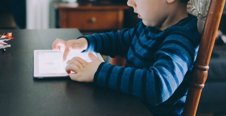 Έρευνα: Η ταυτόχρονη χρήση διαφορετικών ηλεκτρονικών μέσων βλάπτει την ψυχική υγεία των παιδιών