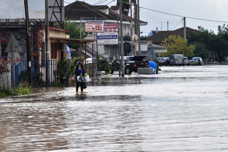 Ένας νεκρός και ζημιές από την κακοκαιρία στη χώρα – Τι προβλέπεται για τις επόμενες ώρες (video)