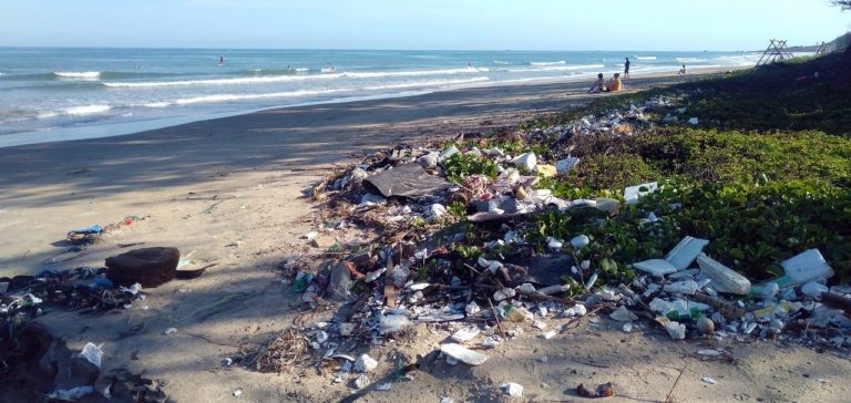 Σχεδόν 26.000 τόνοι έξτρα πλαστικών αποβλήτων στις θάλασσες εξαιτίας της πανδημίας