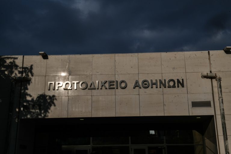 Διαδικαστική εμπλοκή στη δίκη του ψευτογιατρού -Δήλωσε νοσηλευόμενος με Covid-19 (video)