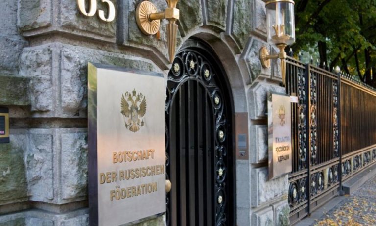 Νεκρός Ρώσος διπλωμάτης έξω από τη ρωσική πρεσβεία του Βερολίνου – Άγνωστες οι συνθήκες θανάτου
