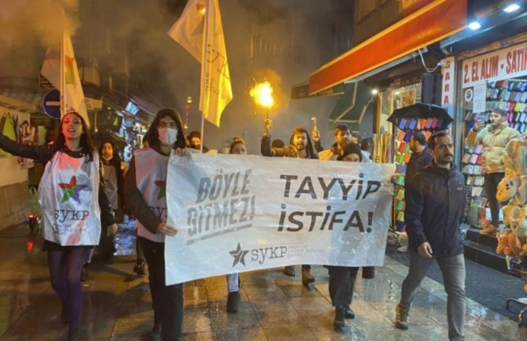 Εικόνες κραχ στην Τουρκία: Ουρές σε βενζινάδικα – Αθρόες συλλήψεις σε διαδηλώσεις κατά του Ερντογάν (video)