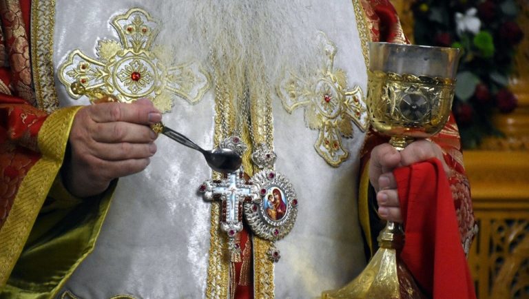Μυτιλήνη: Ιερέας λειτούργησε του Αγίου Δημητρίου έχοντας νοσήσει από την covid-19