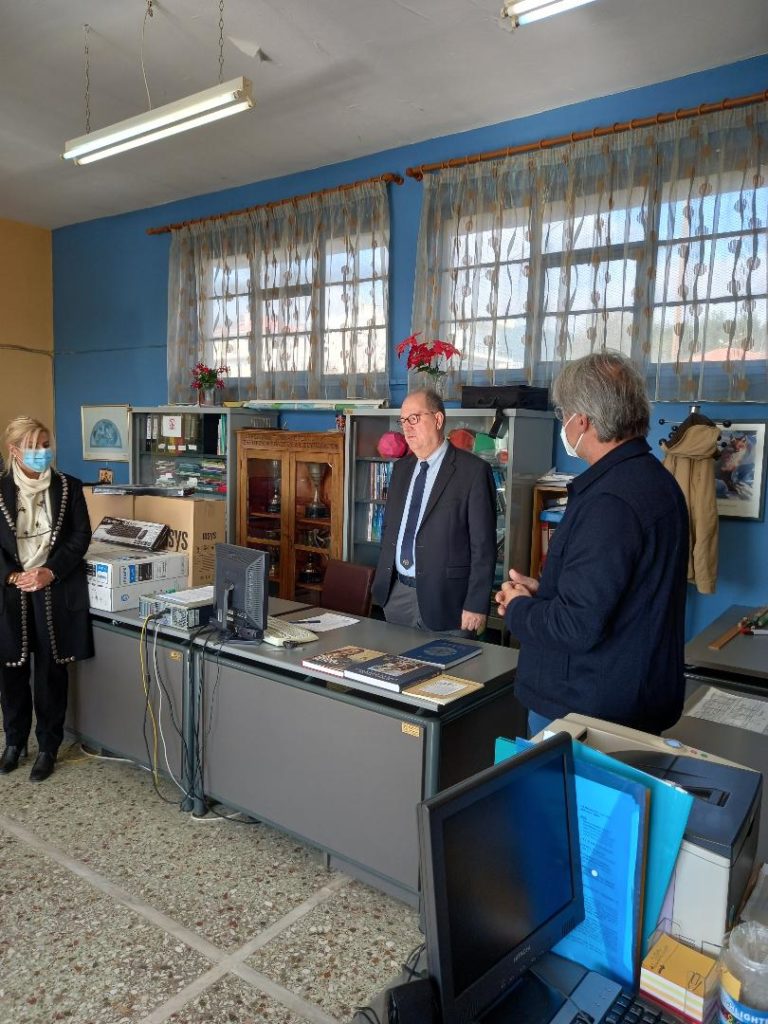 Τρίπολη: Το 1ο Γενικό Λύκειο επισκέφθηκε ο περιφερειάρχης Πελοποννήσου – Έδωσε υπολογιστές και βιβλία