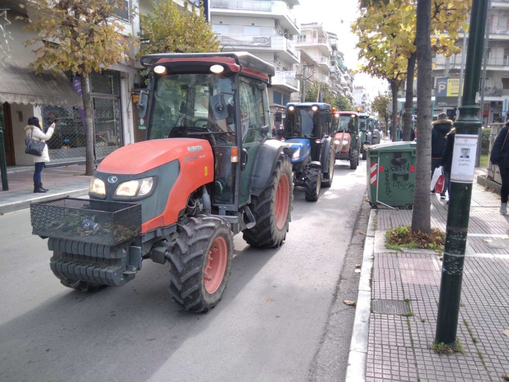 Πορεία αγροτών με τρακτέρ από Τύρναβο προς Λάρισα για τις αποζημιώσεις από τον παγετό