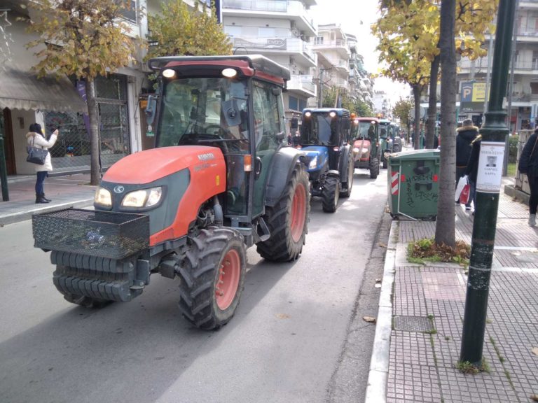 Συγκεντρώνονται τα τρακτέρ με προορισμό τον κόμβο της Νίκαιας – Διμοιρίες ΜΑΤ στα σημεία (video)