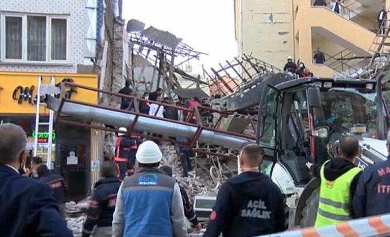 Τουρκία: Κανένας θάνατος από την κατάρρευση κτηρίου στη Μαλάτια – 21 άνθρωποι διασώθηκαν