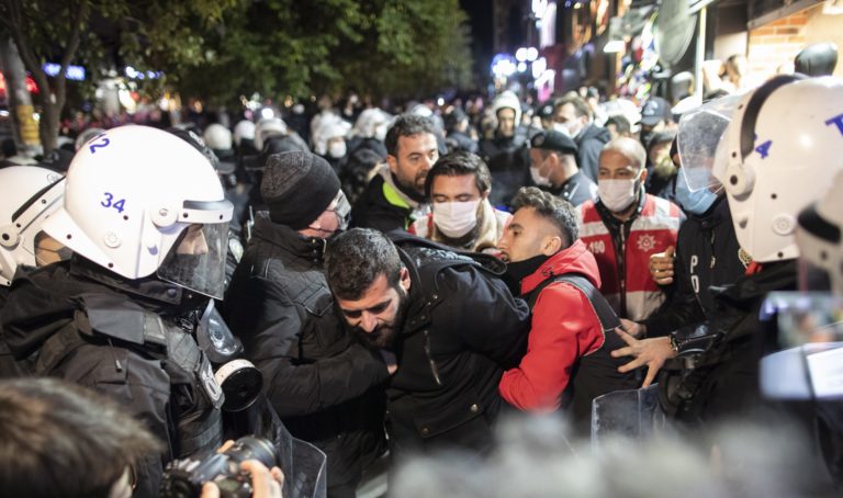 Σε βαθιά κρίση η Τουρκία – Διαδηλώσεις και καταστολή μετά το κραχ στην οικονομία (video)