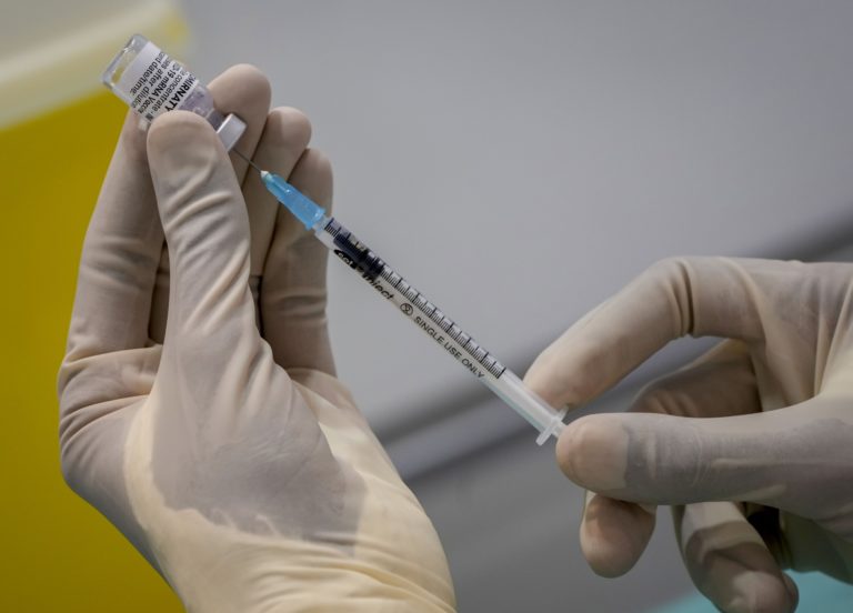 Φον ντερ Λάιεν: Η αναμνηστική δόση προσφέρει ακόμη υψηλότερο επίπεδο προστασίας από τον αρχικό εμβολιασμό