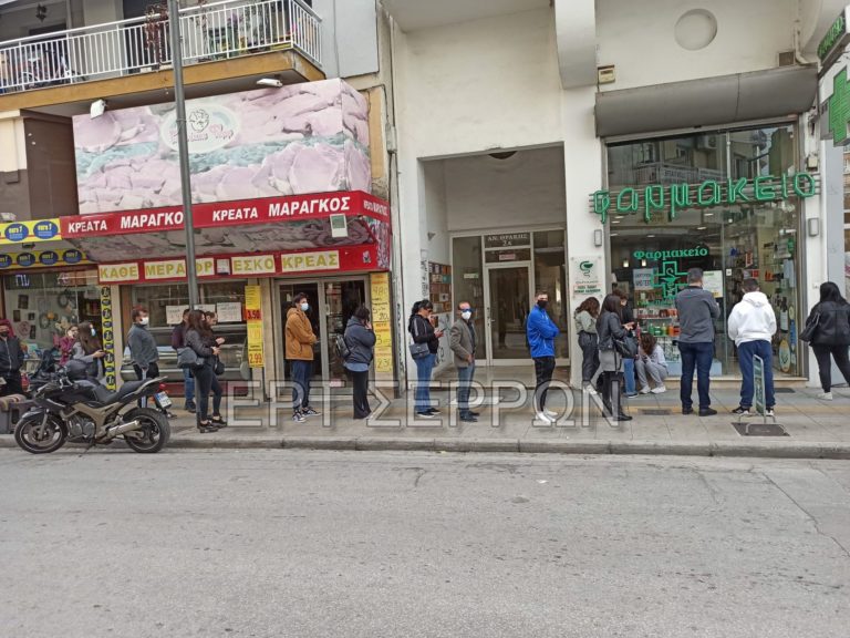 Σέρρες:  Ουρές σε φαρμακεία για τεστ πριν τη βόλτα του Σαββατοκύριακου