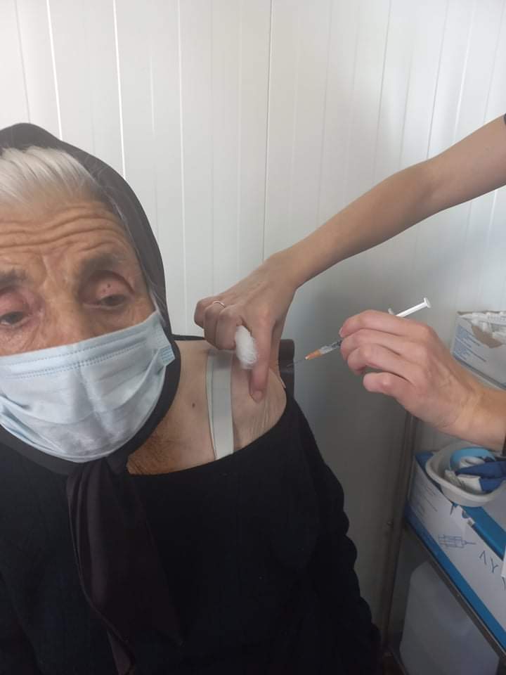“Εμβολιαστείτε με την τρίτη δόση” προτρέπει γιαγιά 100 ετών από τη Λακωνία