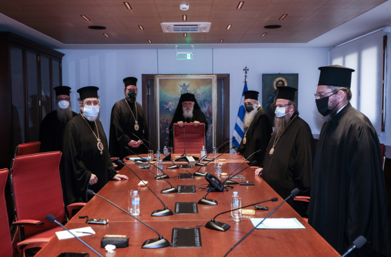 Ιερά Σύνοδος για τα μέτρα στις εκκλησίες: Δεν μπορούμε να ελέγχουμε τεστ και πιστοποιητικά