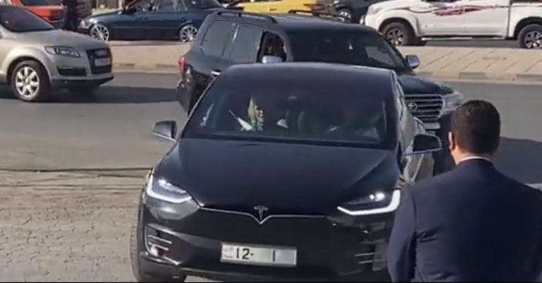 Ιορδανία: Η βασίλισα Ράνια οδηγεί το Tesla της με συνοδηγό την Καμίλα