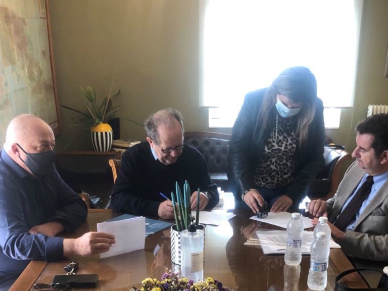 Συμβάσεις για αντιπλημμυρικά έργα και οδική ασφάλεια υπέγραψε ο Παν. Νίκας