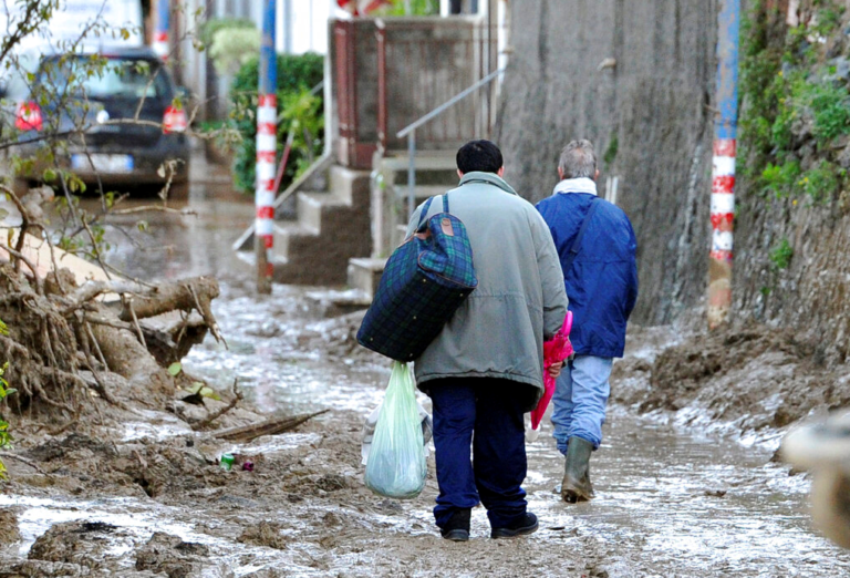 Στο έλεος της κακοκαιρίας η Ιταλία – Νεκρός άνδρας που παρασύρθηκε από χείμαρρο