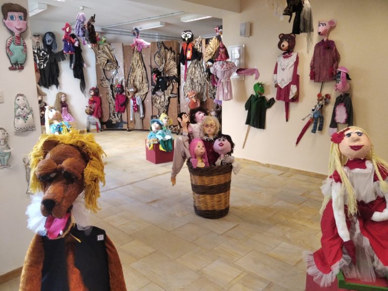Δώρισε κούκλες και σκηνικά στο Λαογραφικό Ιστορικό Μουσείο Λάρισας