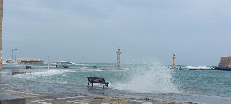 Προβλήματα στις συγκοινωνίες από τους θυελλώδεις ανέμους στο νοτιοανατολικό Αιγαίο