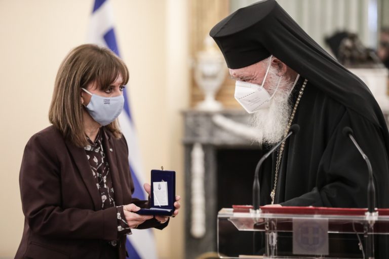 Συνάντηση Κ. Σακελλαροπούλου – Αρχιεπισκόπου Ιερωνύμου στο Προεδρικό Μέγαρο (video)