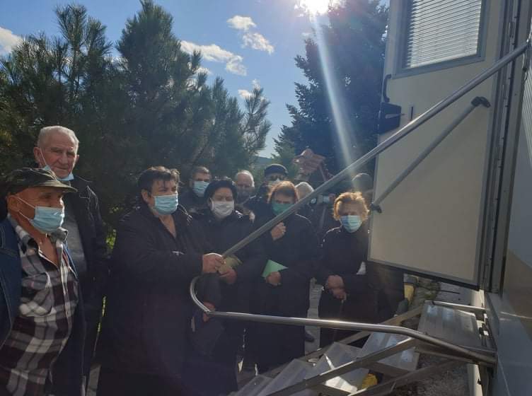Εμβολιάστηκαν κάτοικοι των ορεινών χωριών της Ελασσόνας με πρωτοβουλία του Δήμου και της 5ης ΥΠΕ