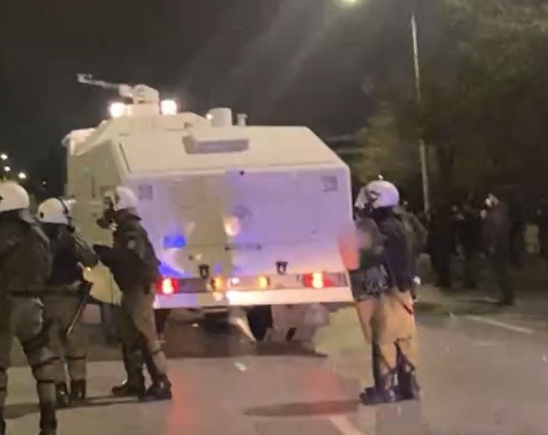 Συνεχίζεται η αντιπαράθεση κουκουλοφόρων αστυνομίας στην οδό Εγνατία