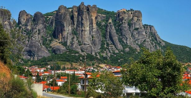 Σταύρος Τρύφων: Μας αρπάξανε και μας πετάξανε έξω – Το θύμα προπηλακισμού στην Καλαμπάκα μίλα στην ΕΡΤ (video)