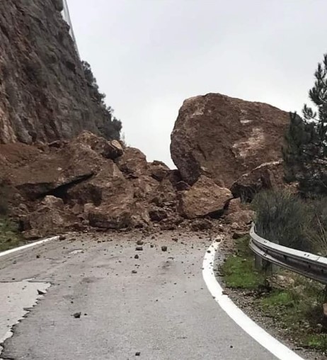 Κατολίσθηση βράχων έκλεισε την παλιά εθνική Λάρισας – Θεσσαλονίκης