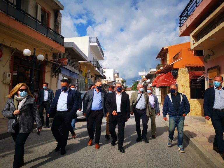 Στο σεισμόπληκτο Αρκαλοχώρι ο Δημήτρης Κουτσούμπας