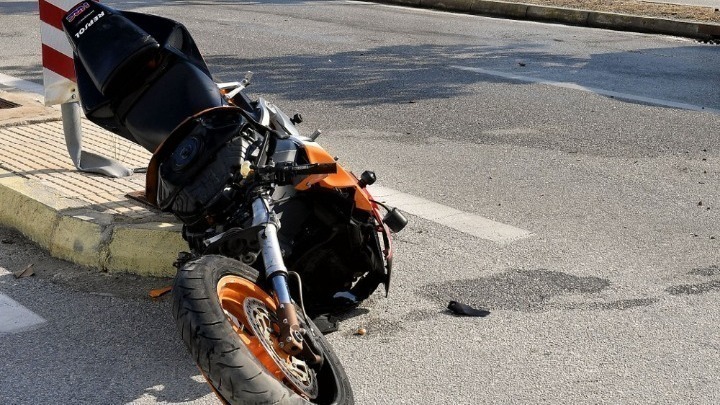 Θεσσαλονίκη: Μοτοσικλέτα “καρφώθηκε” σε βιτρίνα-Τραυματίστηκε ο οδηγός της