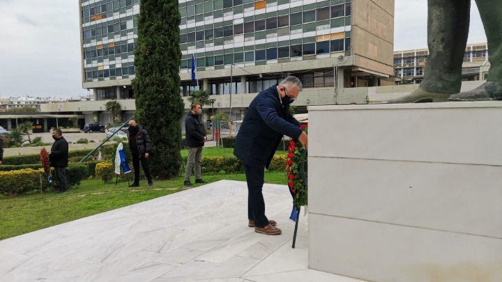 ΑΠΘ: Κατάθεση στεφάνων από τις πρυτανικές αρχές για την εξέγερση του Πολυτεχνείου