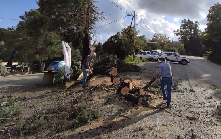 Συνεργεία αποκατάστασης των ζημιών από την κακοκαιρία στον Δήμο Βόρειας Κέρκυρας