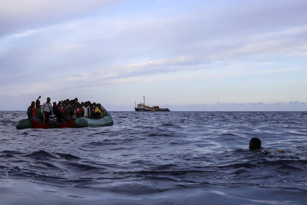 Λιβύη: Πτώματα προσφύγων ξεβράστηκαν στις ακτές (video)