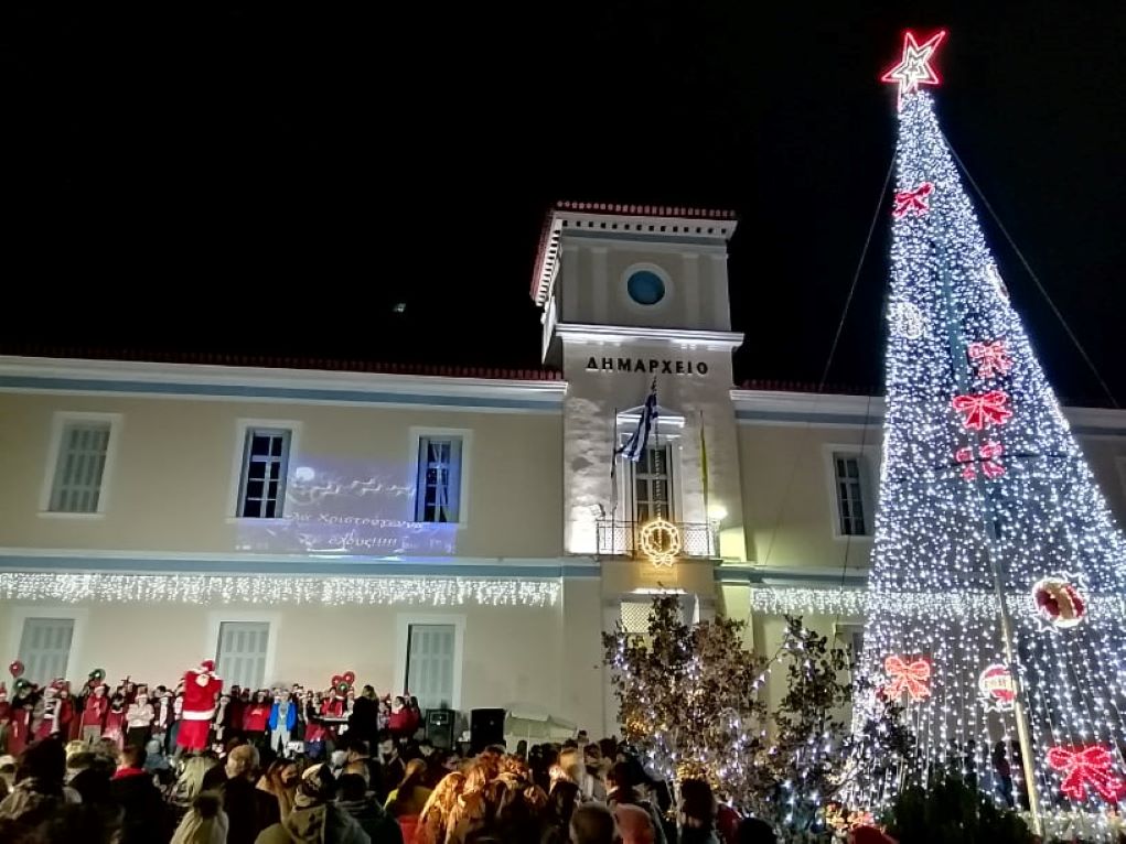 Άναψαν τα χριστουγεννιάτικα δένδρα στον δήμο της Ανατολικής Μάνης