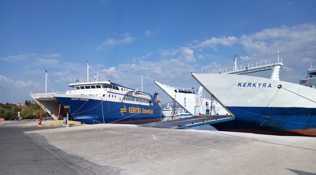 Σύγκρουση πλοίων στο λιμάνι της Κυλλήνης