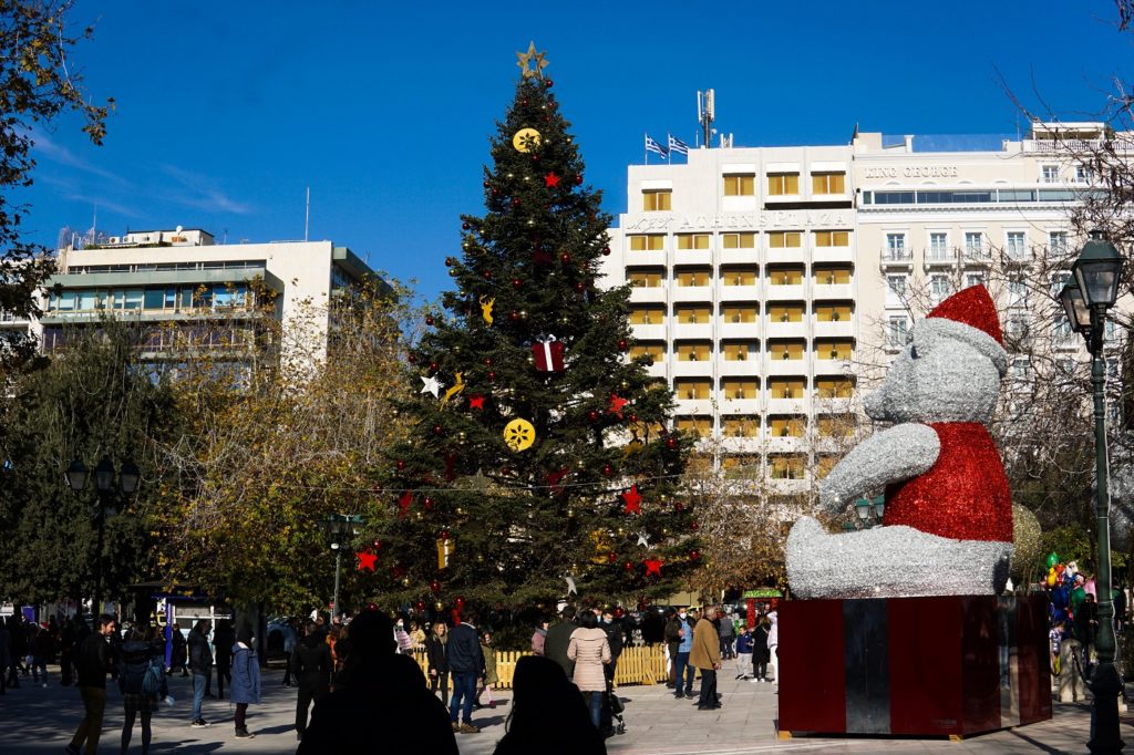 Η Ελλάδα φόρεσε τα γιορτινά της — Εντυπωσιακές εικόνες από Αθήνα, Δράμα, Τρίκαλα (video)