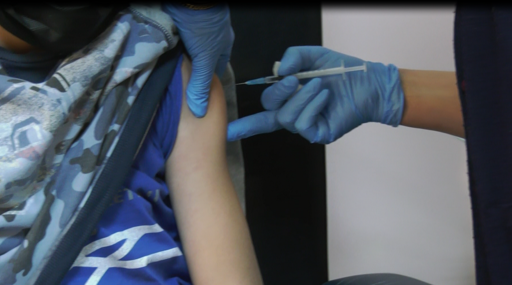 COVID-19: Ο υποεμβολιασμός συσχετίστηκε με αυξημένο κίνδυνο σοβαρών περιστατικών