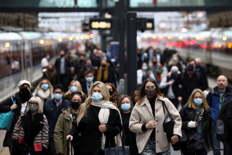 Ξανά με περιορισμούς η Βρετανία: Επέκταση της χρήσης μάσκας και τηλεργασία