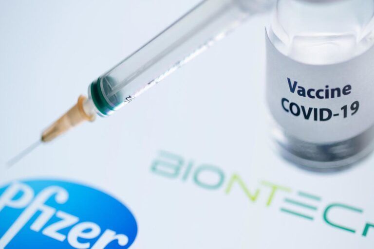Οι τρεις δόσεις του εμβολίου της Pfizer καλύπτουν την Όμικρον