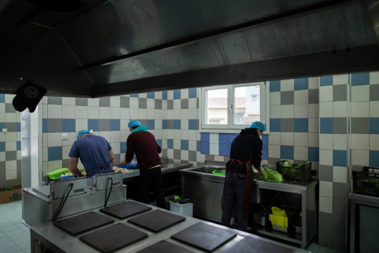 Θεσσαλονίκη: Μέλη της ΙΘΑΚΗΣ πήγαν… «μαΓΗρεύοντας» δημιουργώντας οικολογικό μενού