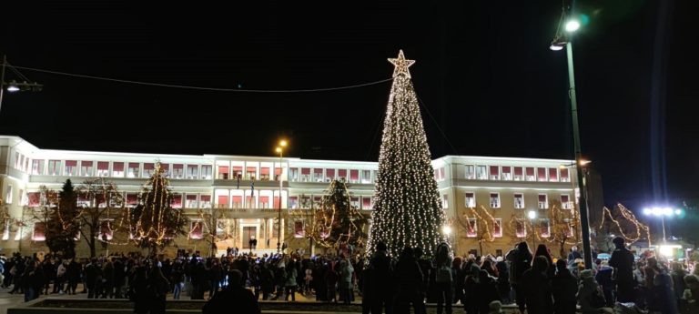 Ιωάννινα: Φωταγωγήθηκε η κεντρική πλατεία και το Χριστουγεννιάτικο δέντρο