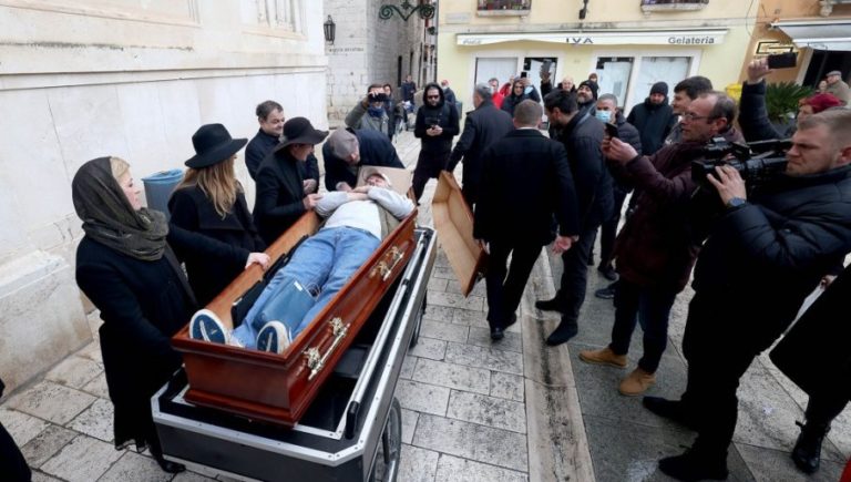 Κροατία: Δημοτικός Σύμβουλος έφτασε στο συμβούλιο σε ένα φέρετρο και μετά αναστήθηκε
