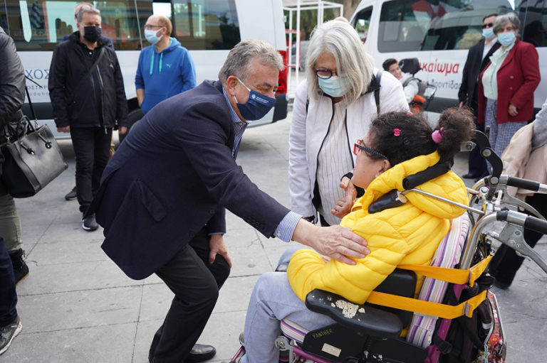 Πέντε νέα mini bus παρέδωσε ο Περιφερειάρχης Σταύρος Αρναουτάκης (video)